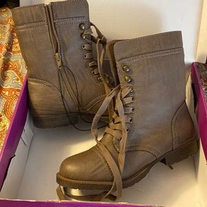 Rampage Jeliana Size 8M boot. Taupe